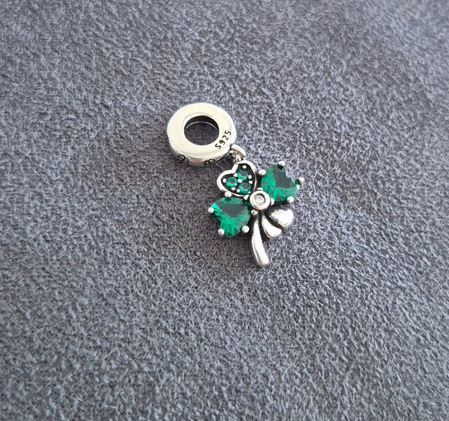 Anhänger: Charm Kleeblatt +Garantie – Neu (gemäss Beschreibung) aus Rotkreuz von Carbone_Bijou-Shop