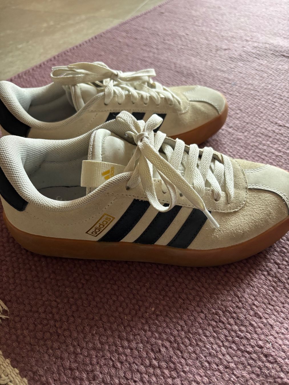 Adidas Damenschuhe: Adidas Sneakers – Gebraucht aus Unterseen von sjo_7cf2 1