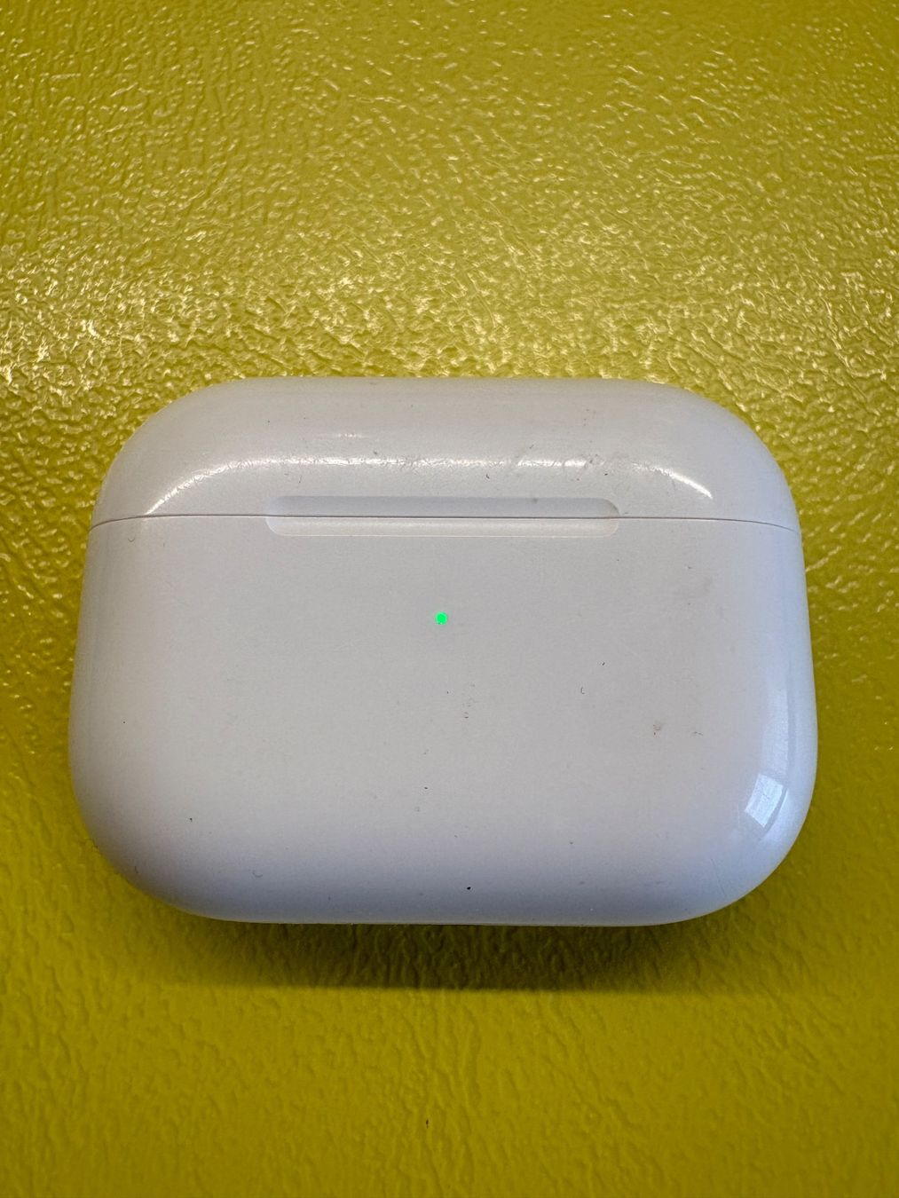 Apple Ladegeräte: Apple AirPods Pro2 charging case (A2968). – Gebraucht aus Lausanne von sil_2dxk 1