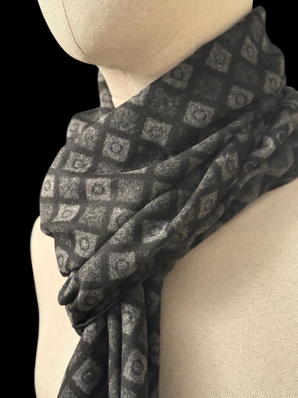 Foulards & écharpes: Schal Dunkelrau Rechtecke – D'occasion à Wolfhalden par frischi1973 2