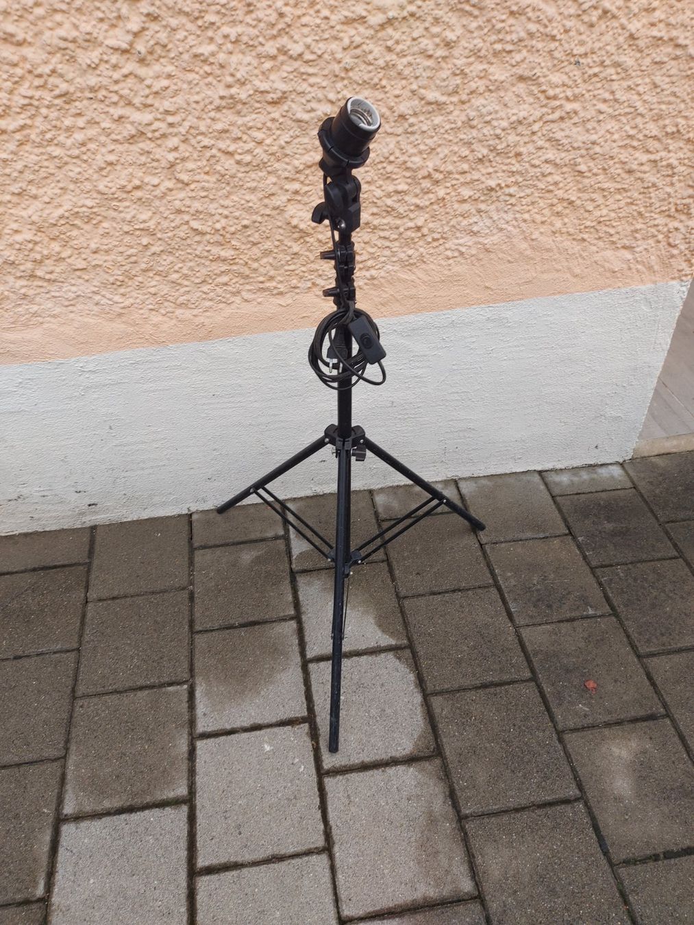 Stative & Stativköpfe: schwarzes Teleskop-Stativ; Lampenstativ; mit E27Sockel – Gebraucht aus Rheinau von profitronic.shop