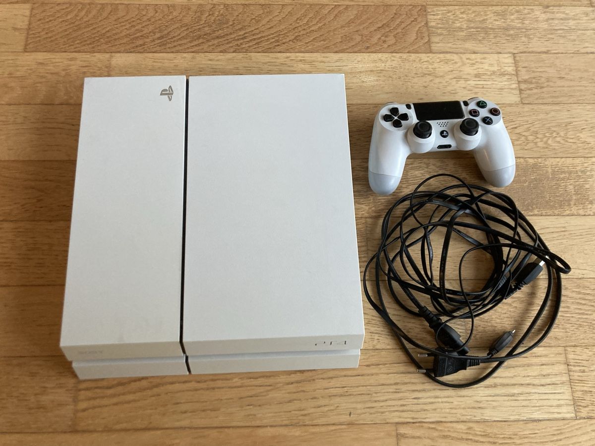 Sony Console: PlayStation 4 Weiß Edition - Systemsoftware 11.5 – Usato da Anglikon venduto da papa701