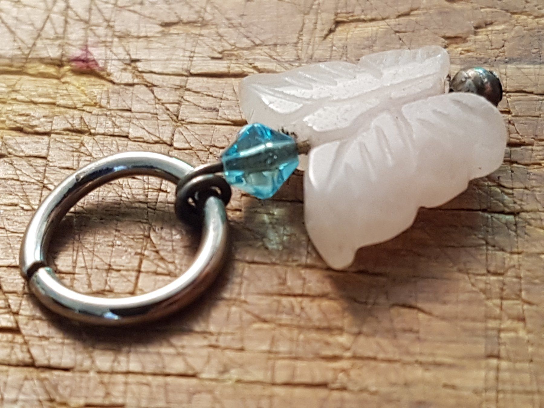 Anhänger: Anhänger Jade oder Rosenquarz? Schmetterling m.blauer Glasp. – Gebraucht aus Ettingen von Maranathatalitha