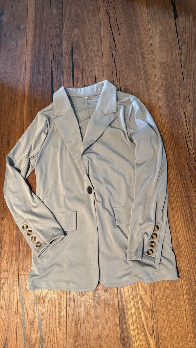 Completi & Tailleur: Neu Damen Blazer und Hose hellgrau Grösse S/M – Nuovo (secondo la descrizione) da Eggersriet venduto da Gio_Mag_Stucki