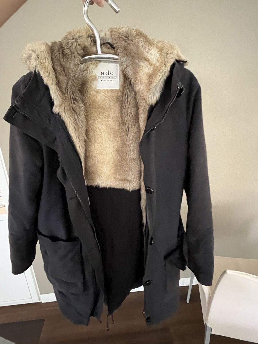 Jacken: Winterjacke mit Fell small – Gebraucht aus Küsnacht ZH von ya___ra