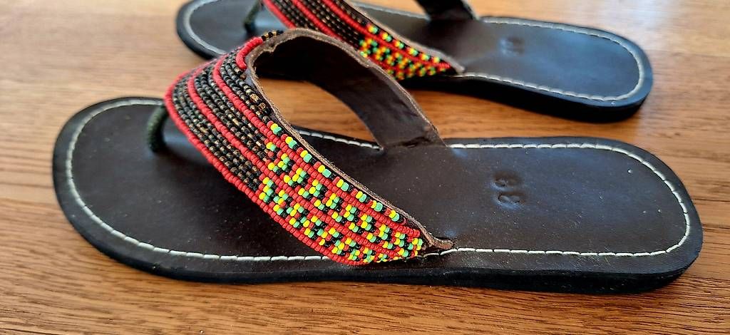 Damenschuhe: Massai Perlen Sandalen aus echtem Leder, Grösse 38 – Gebraucht aus Reinach BL von urbanfinds