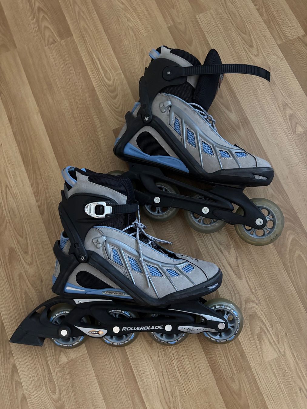 Patins à roul. & inline: Rollerblades hellblau grau Grösse 38 inkl Schoner – D'occasion à Zürich par cflower91 1