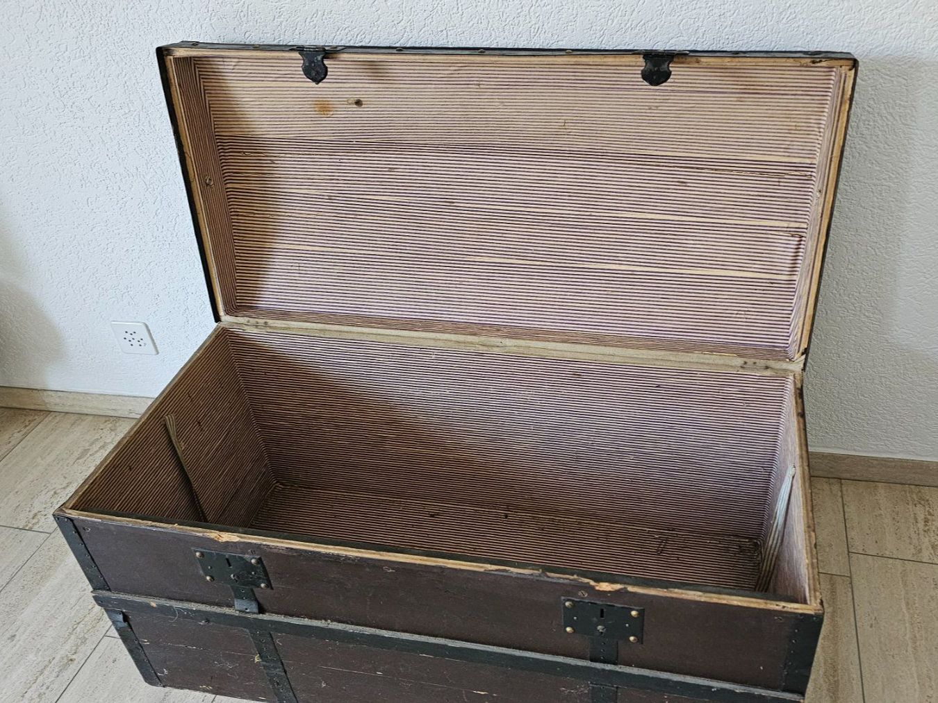 Truhen: Antike Holztruhe – Gebraucht aus Sugiez von Elyriah 2