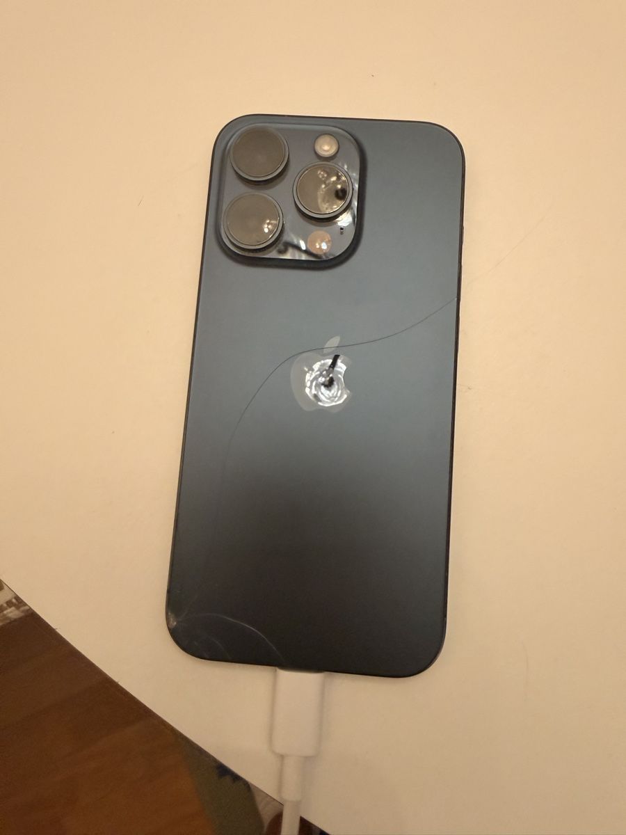 Apple Telefoni cellulari / Smartphones: iPhone 15 Pro defekt Glas hinten – Usato da Zürich venduto da Narnia0815 2