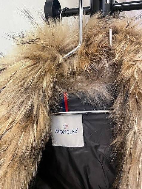 Jacken: Moncler Daunen Jacke mit Pelz – Gebraucht aus Biel/Bienne von djadobaba 1