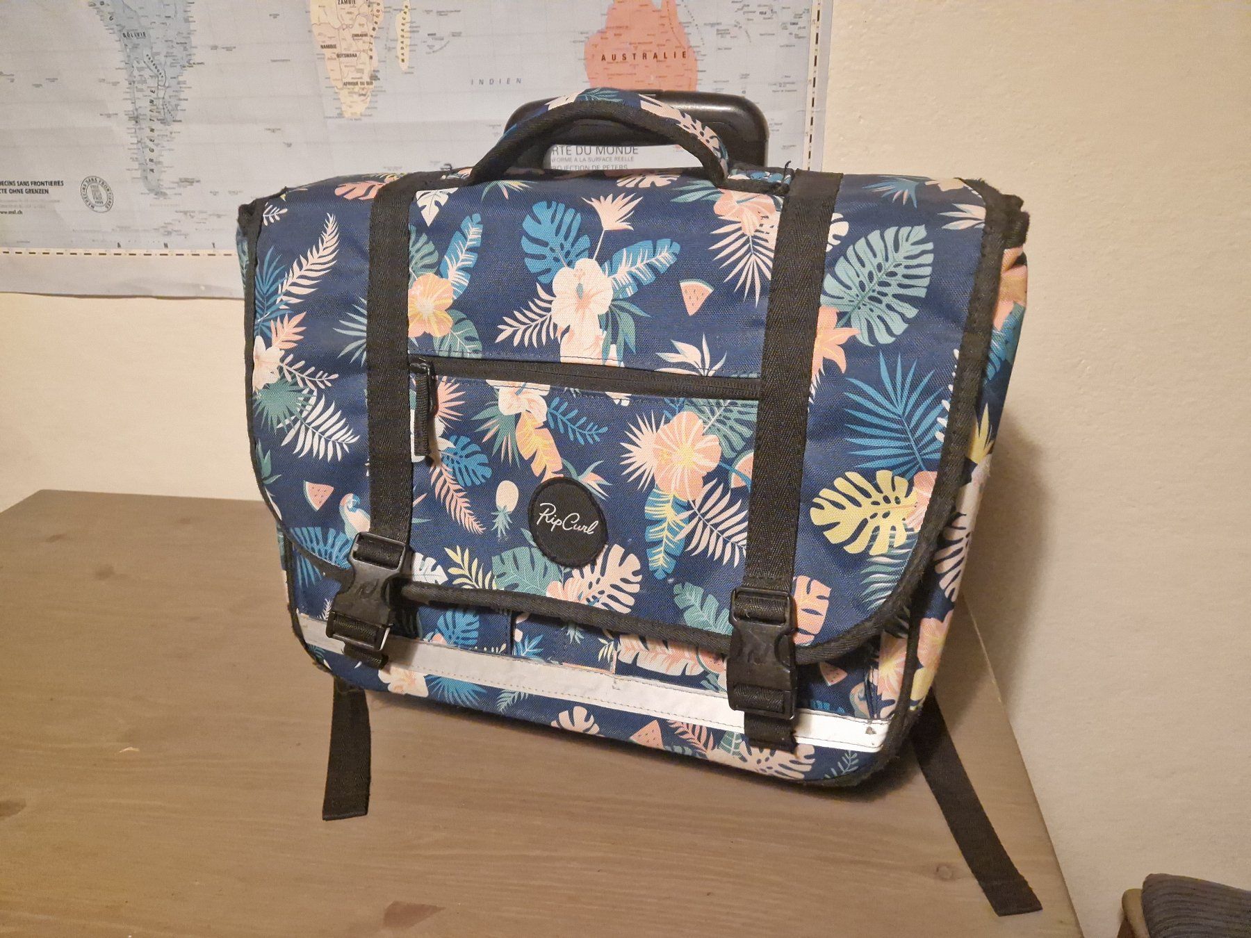 Rip Curl Zaini: Cartable Rip Curl imprimé floral bleu – Usato da Petit-Lancy venduto da CristianPabloRivier