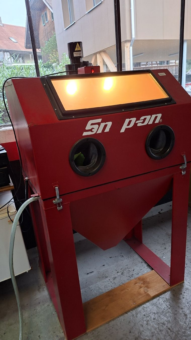 Tutte le macchine: Grosse Snap-On Sandstrahlkabine mit Abzug. – Usato da Seftigen venduto da 9-10-100-77 1