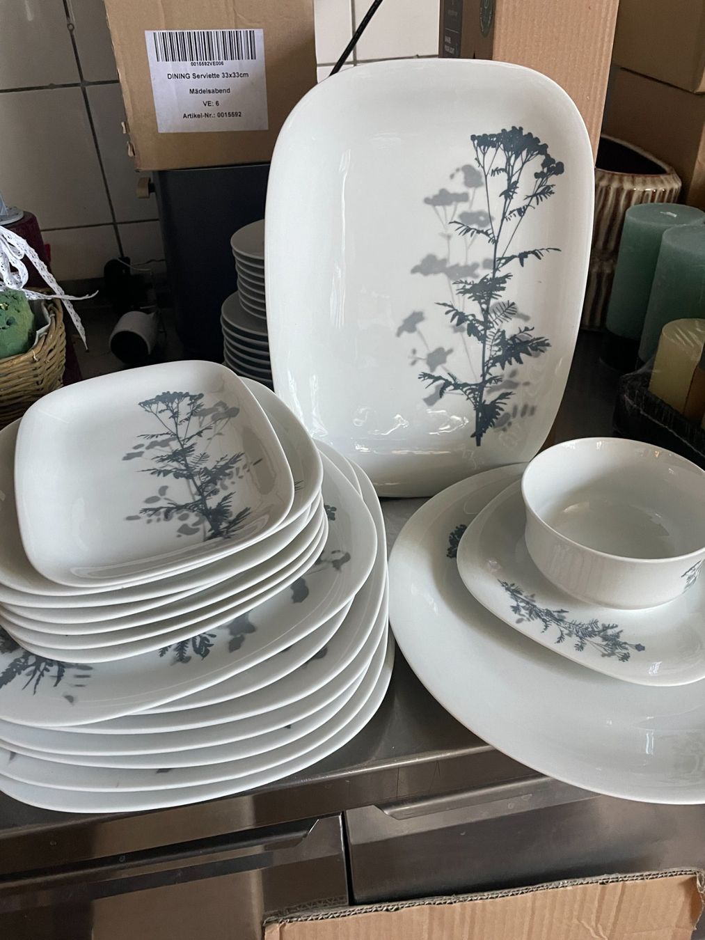 Set di piatti: Langenthal Geschirrset Floral Teller, Platten, Sauciere – Usato da Gelterkinden venduto da highfligh