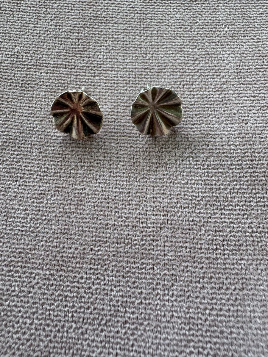 Orecchini pendenti & Orecchini a lobo: Floral stud earrings – Usato da Nyon venduto da Iamher