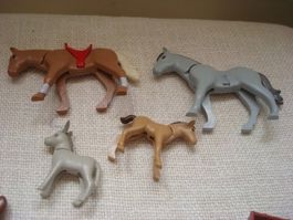 2 Pferde, 1 Fohlen, ein kleiner Esel Playmobil
