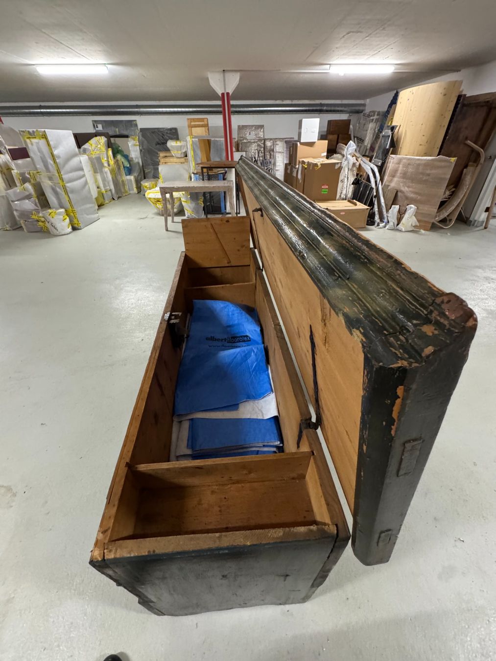 Allestimento di negozi e stand fieristici: 16th century Italian Bahut – Usato da Gsteig b. Gstaad venduto da Auctionly 5