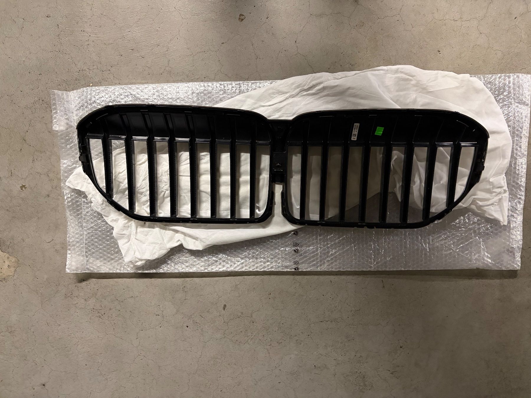 BMW Tutti pezzi di ricambio auto: BMW 750 Jg.2022 Frontgrill – Usato da Basel venduto da bsl_sale 1