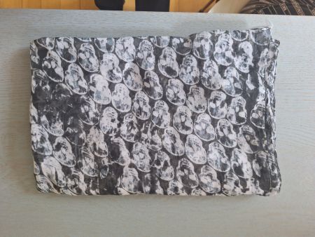Leichte Long-Stola m/Totenkopfmuster 75 x 200 cm grau/weiss