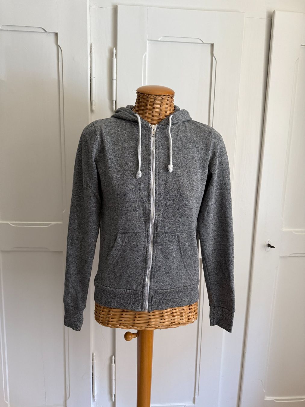 H&M Jacken: Sweatjacke grau meliert XS – Gebraucht aus Zürich von Diazaio