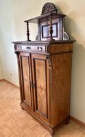 Antiker Vertiko-Schrank mit Aufsatz.