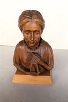 Holz-Skulptur. Frau mit Laterne. Werner Gertsch