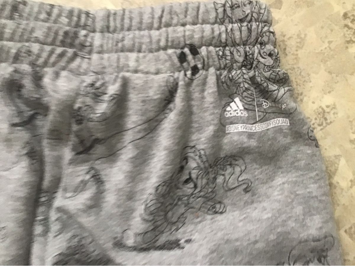 Adidas Pantaloni: Coole Adidas Disney  Jogginghose Gr. 122 – Usato da Seuzach venduto da Tureda 1