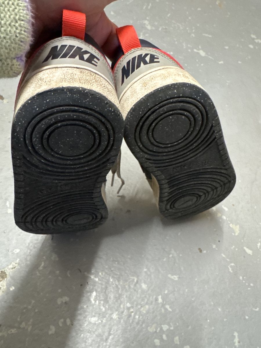 Nike Schuhe für Jungen: Nike Court Borough 38 – Gebraucht aus Hägendorf von laumatt 1