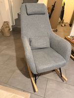 Gemütlicher Schaukelstuhl mit Kopfstütze