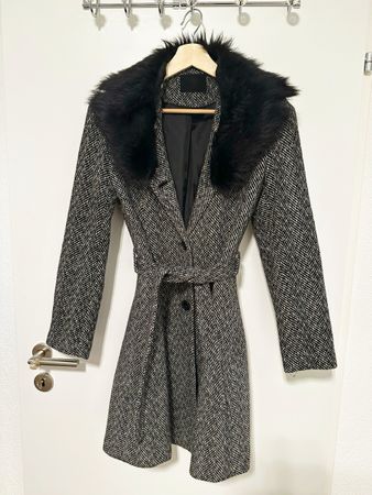 Schicker Wintermantel Gr. 36 mit Kunstfellkragen von Zara