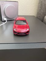 Rotes Lamborghini Urus Spielzeugauto im Massstab 1:38