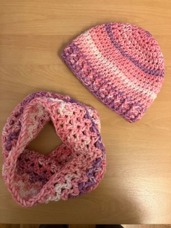 Handarbeit: Gehäkelte Mädchenmütze und Loop