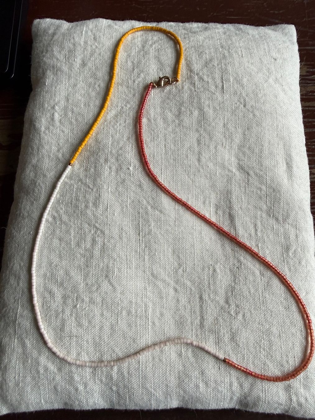 Catenine: Feine Halskette mit japanischen Glasperlen – Usato da Luzern venduto da Mamutpe