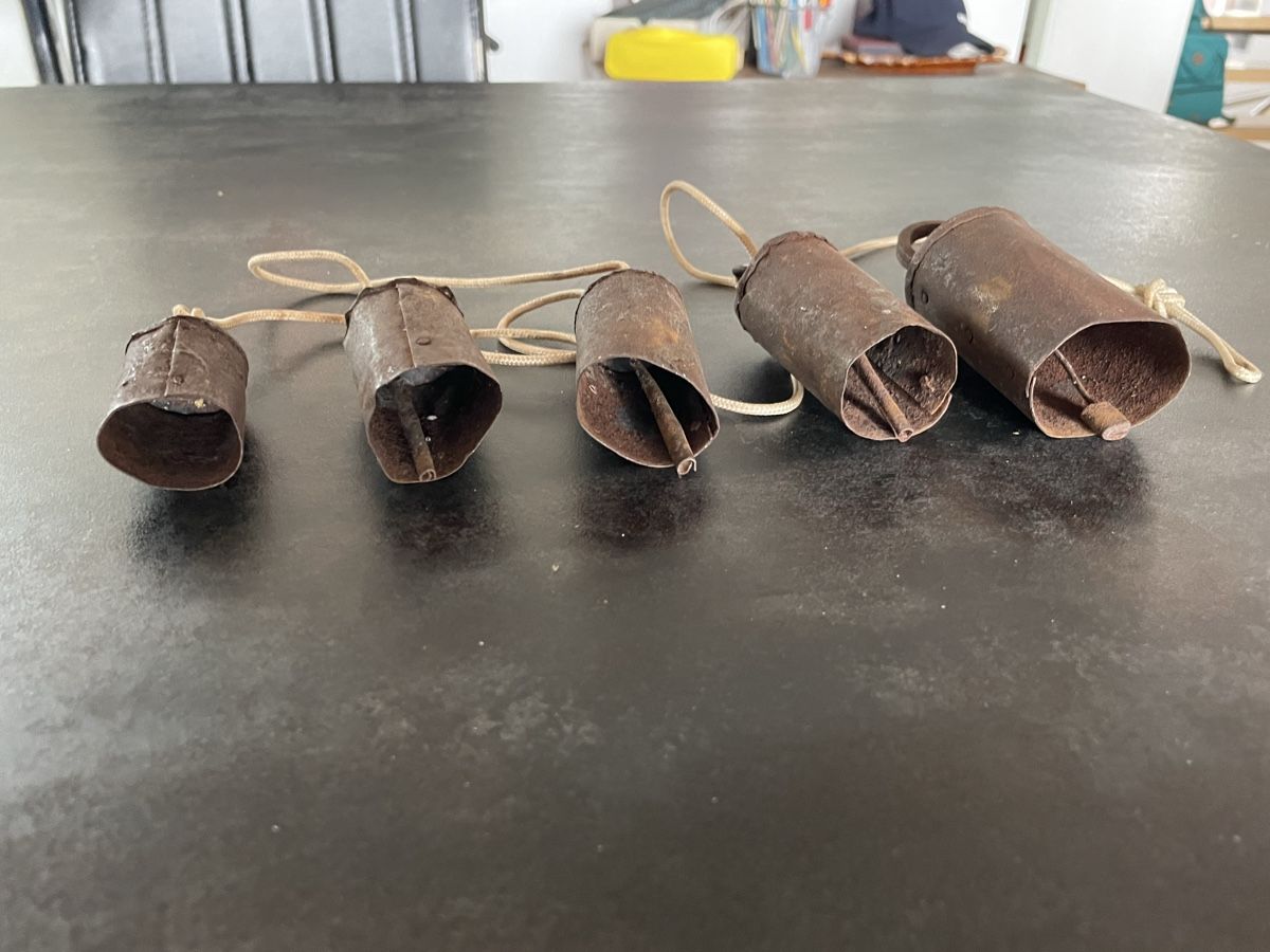 Campanacci mucche: Ensemble de Sonnailles Anciennes – Usato da Vallamand venduto da Bricbracbroc82 1