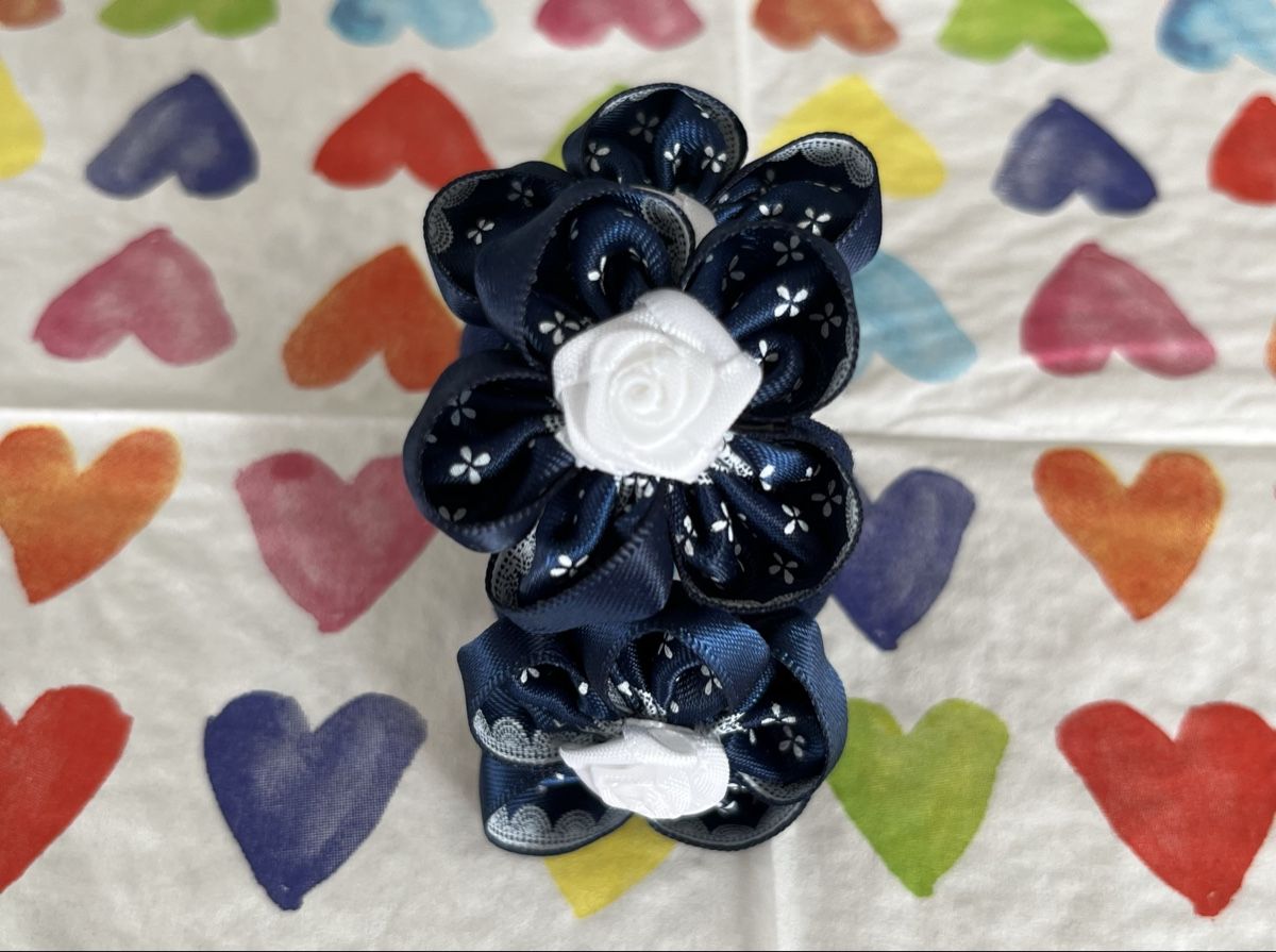Accessori per capelli: 3 Haargummis mit Blumen dunkelblau neu – Nuovo (secondo la descrizione) da Basel venduto da Lila11 1