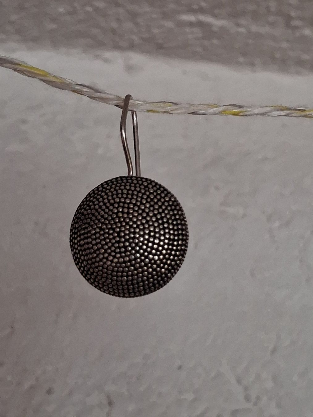 Ohrringe & -stecker: Einzelner Ohrhänger Kugelförmig mit Punktmuster, 925 Silber – Neu (gemäss Beschreibung) aus Wald ZH von e8e 4