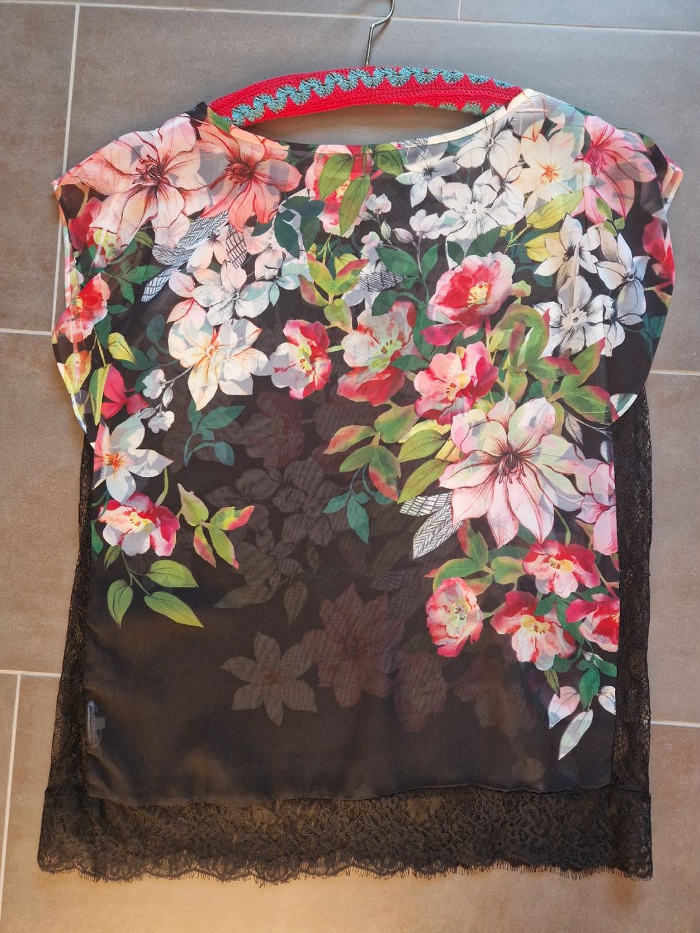 Guess T-Shirts: Guess Shirt L Blumen und Spitze – Gebraucht aus Lichtensteig von Cocabana_16 1