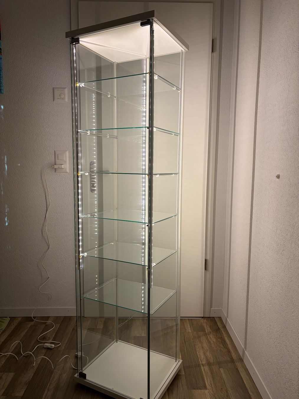 Ikea Vitrines: Glasvitrine mit LED-Beleuchtung – D'occasion à Winterthur par belli14 2