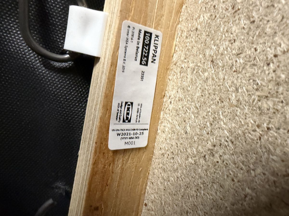Ikea Divani: IKEA Klippan Sofa White Two Seater in Good Condition – Usato da Zürich venduto da Borruga 2