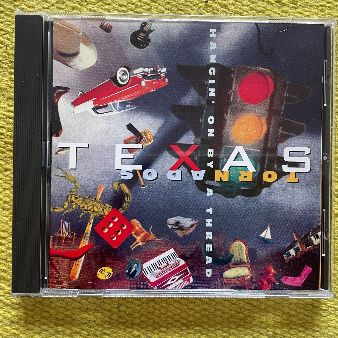 CD: TEXAS TORNADOS-HANGIN ON BY A THREAD – Usato da Rorschacherberg venduto da CD-Roli
