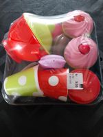 Platte mit Cupcake , Tasse, Teekrug, Zuckerdose