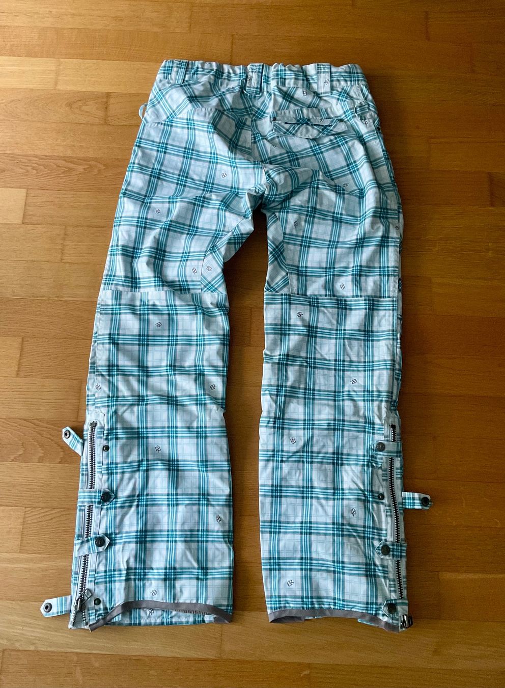 Hosen: Snowboard Hose Betty Rides Grösse M – Gebraucht aus Aarau von chi_qnc5 1