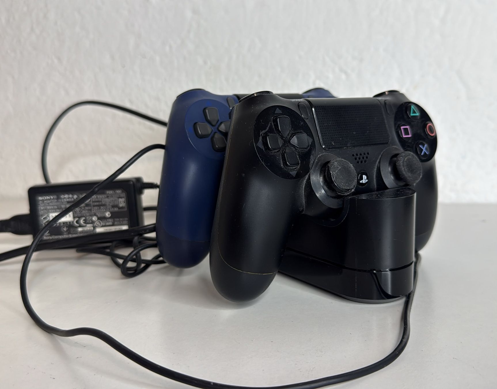 Controller: PS4 Controller Ladestation mit Netzteil und 2 Controllern – Usato da Ehrendingen venduto da lax21 2