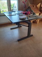 Arbeitstisch in der Höhe verstellbar