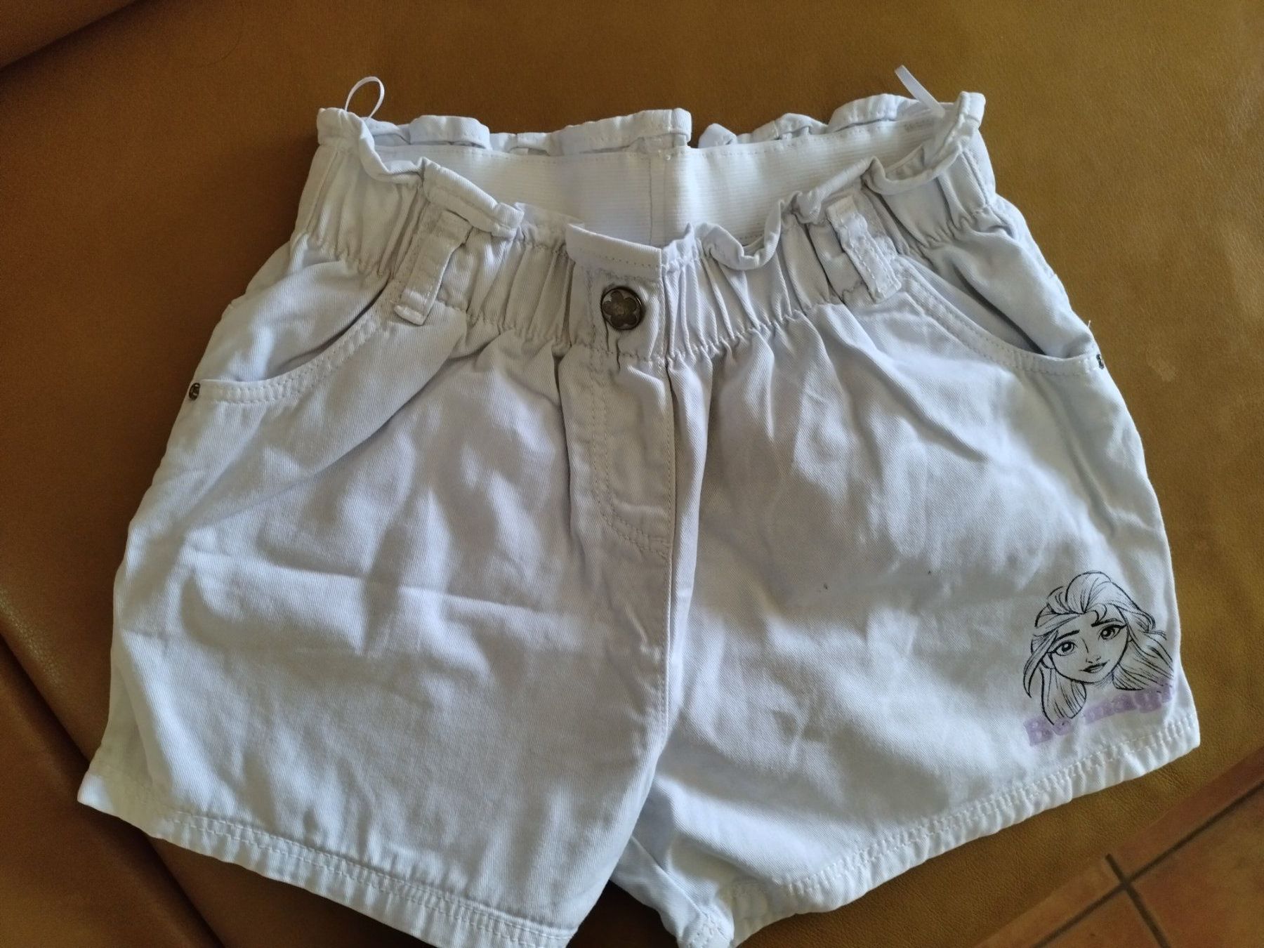 Disney Hosen: Weisse Jeansshorts "Frozen" von C&A, Gr. 140 – Gebraucht aus Densbüren von TutaLarsen