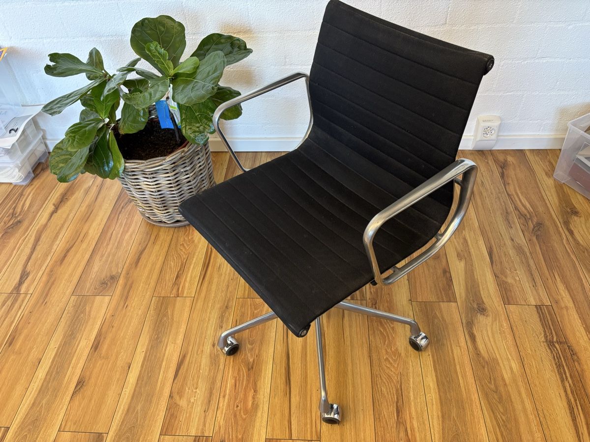 Eames Sedie: Eames Bürostuhl EA117 – Usato da Emmenbrücke venduto da Belle-Epoque 1
