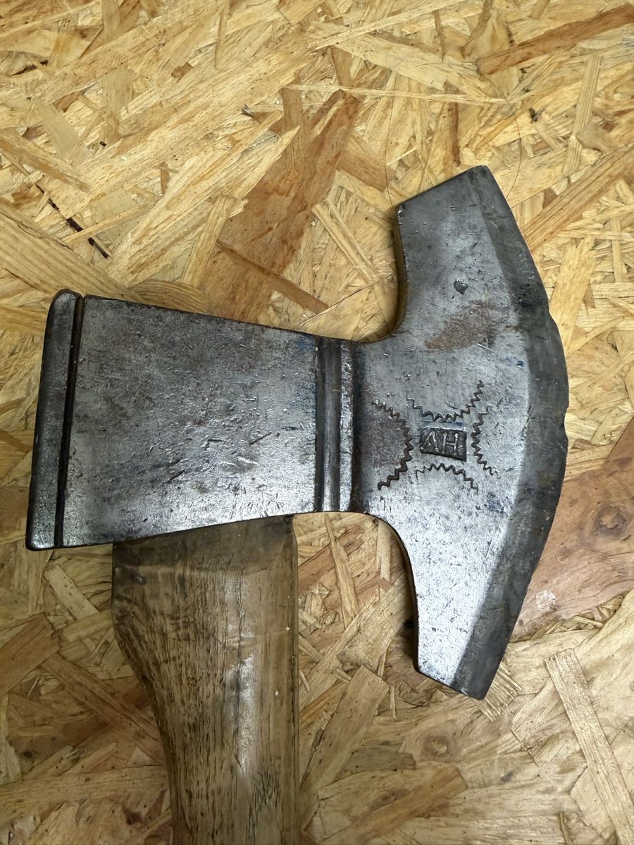 Tutti gli attrezzi: Alte Axt / Beil mit Holzstiel, ca. 50 cm – Usato da Langnau am Albis venduto da shukiBuki 3