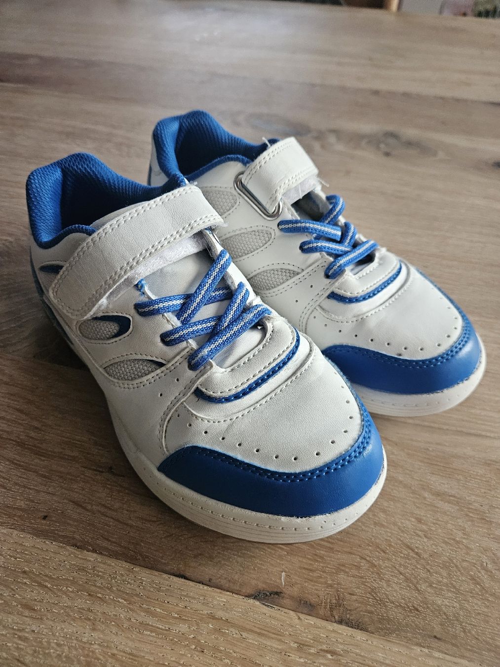 Schuhe für Jungen: Hallenschuhe Grösse 32 – Gebraucht aus Brittnau von Ro-Sa1902