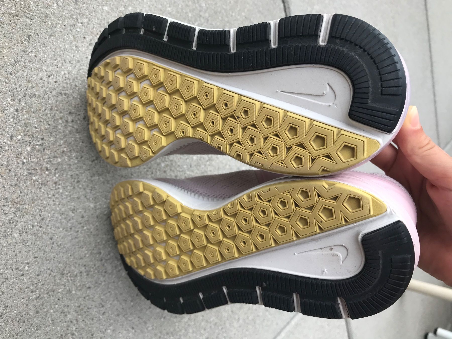 Nike Schuhe für Mädchen: Nike Run Gr. 35,5 wie NEU – Gebraucht aus Affoltern am Albis von variablend 3
