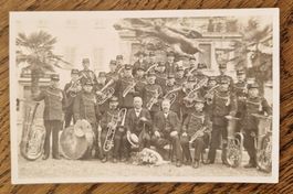 Musikgesellschaft, wahrsch. Tessin,Uhrengeschäft Hintergrund
