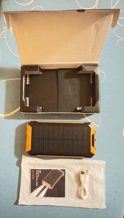 Power Bank Solar 26800mAh Con 4 Cables Integrados, Carga Inalámbrica Qi 15W Y 7 Puertos, Linterna LED, IP65, Ideal Para Camping Y Emergencias